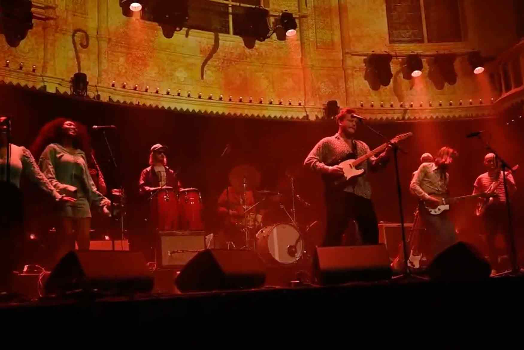 band Bika Baya performing